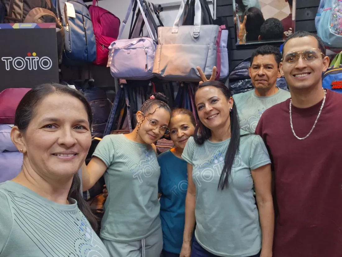 El equipo de sorabat hoy, con camisetas Totto en el local