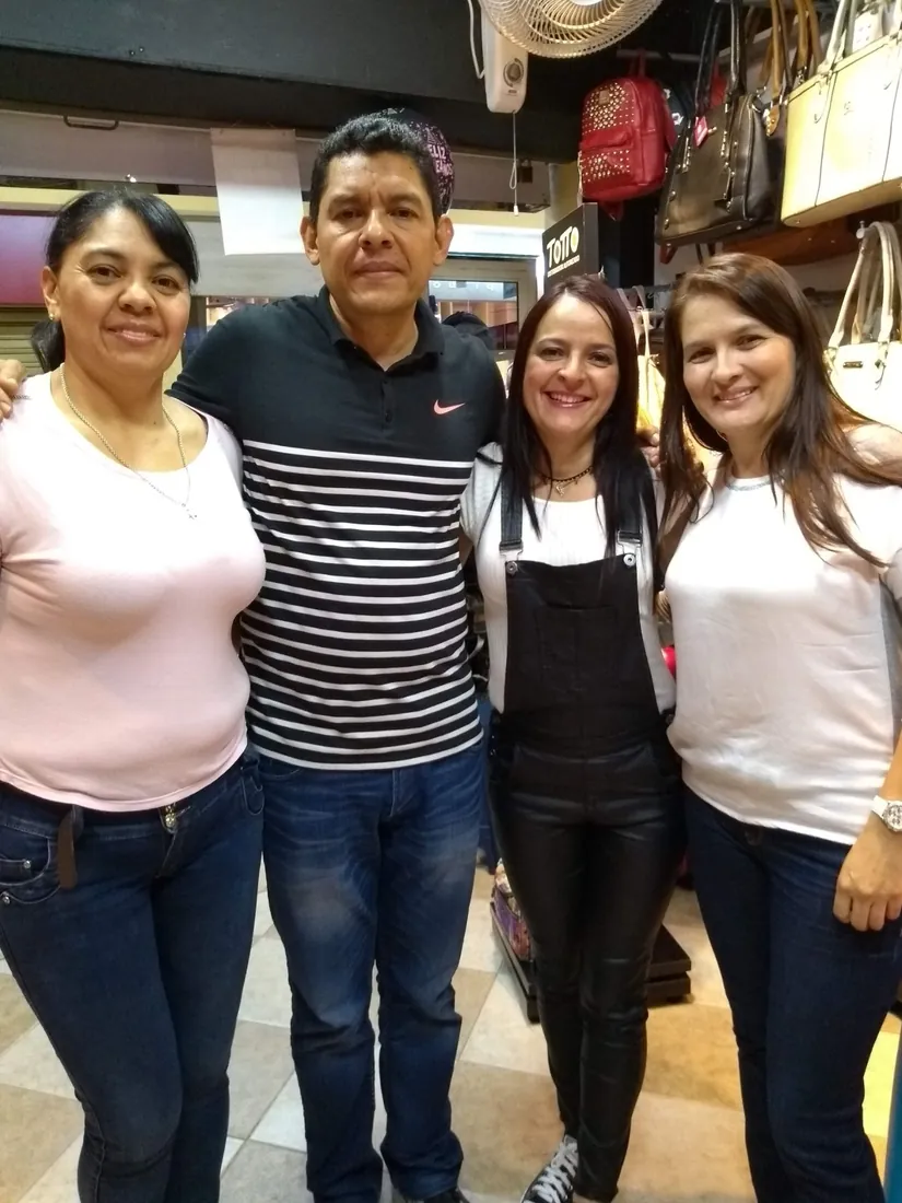 El equipo de sorabat en el local en sus inicios