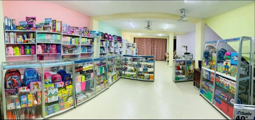 Papelería con morrales y útiles escolares exhibidos