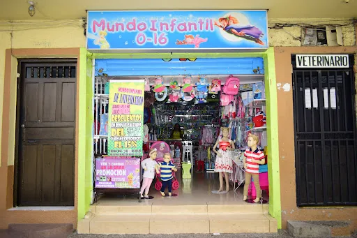 Tienda infantil con morrales en la vitrina